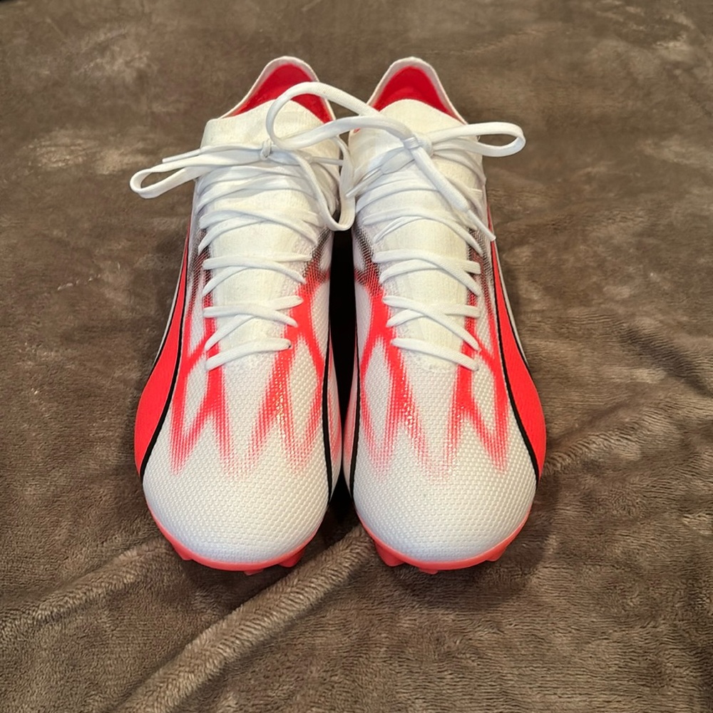 Brand New men’s 10 orange/white cleats